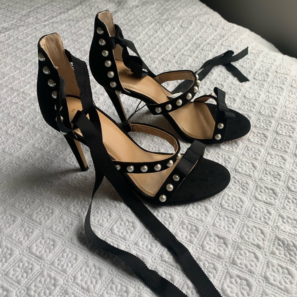 Express wrap heels size 7 NEW